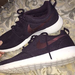 Maroon Nike Roshe Run 1